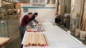 木業(yè)大亨 經(jīng)營木業(yè)工廠制造精品木制家具,成為這座城市的木業(yè)大亨